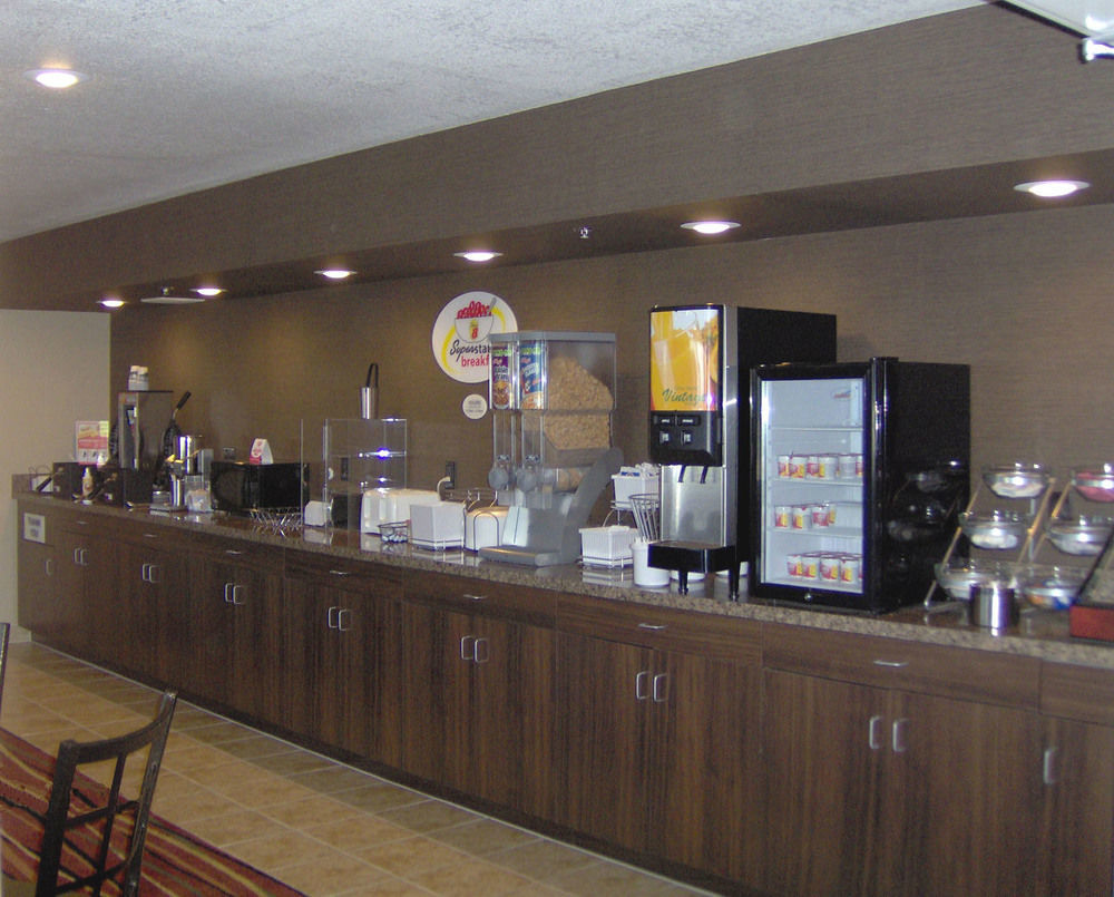 Super 8 By Wyndham Brookings Hotel Exterior foto
